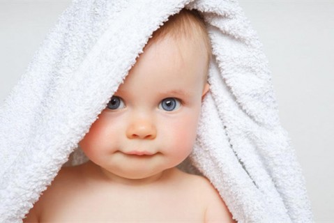 初乳很黄是不是不干净不可以喝？母乳怎么喂养南京捐卵宝宝？